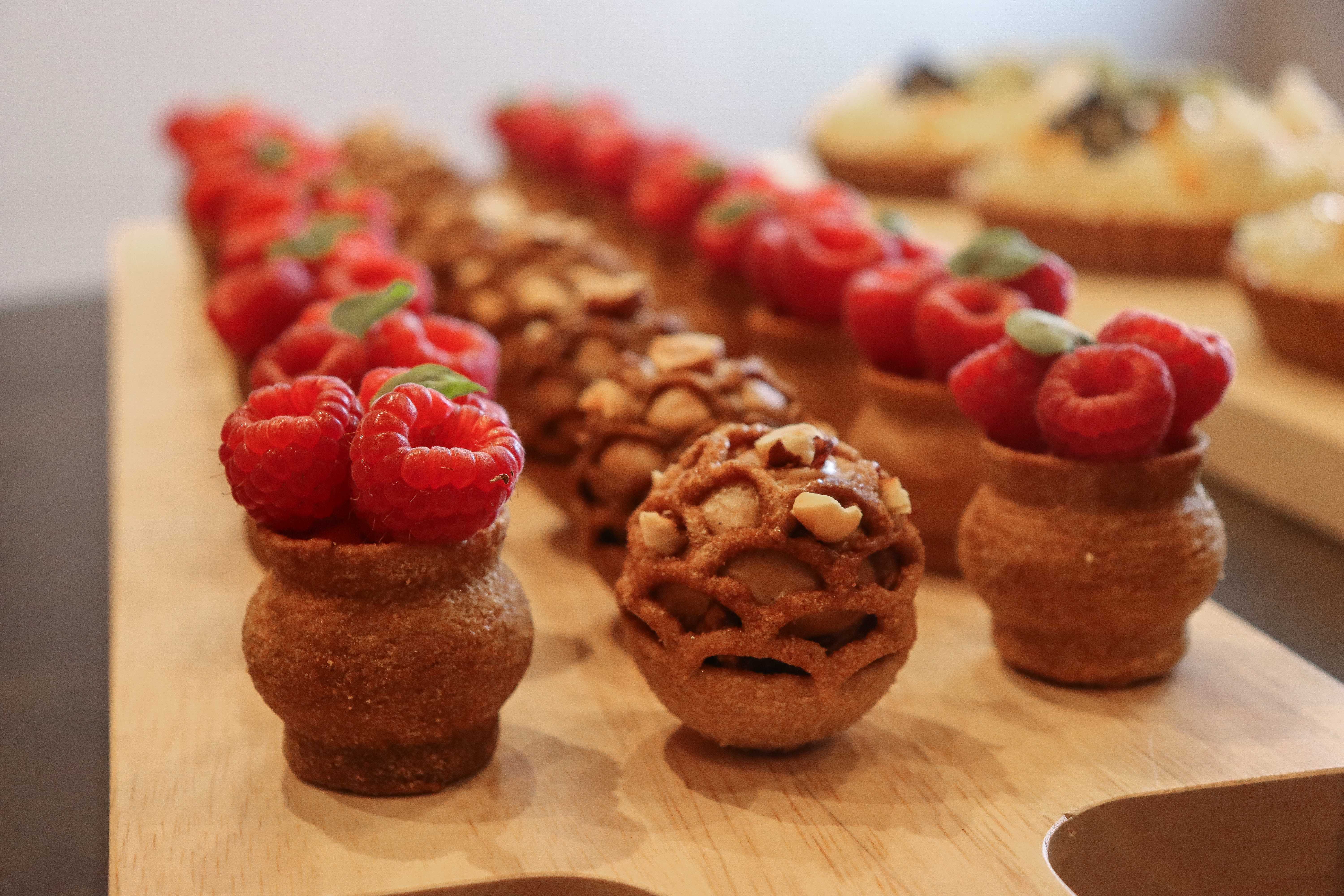 Pastries with 3D-printed biscuit bases